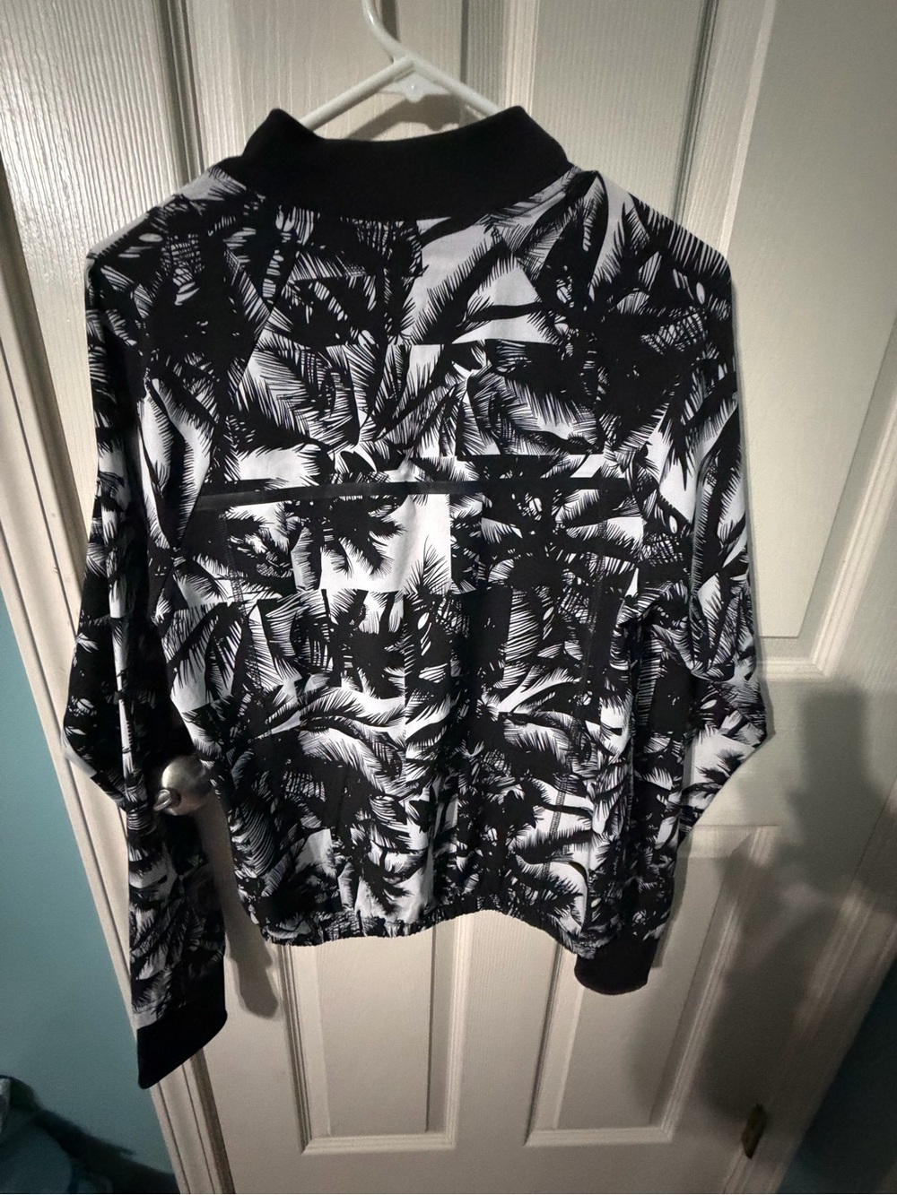 Women’s Fabletics Size Medium - Picture 2 of 2